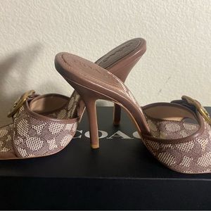 Coach Jacquard buckle khaki size 8.5 stiletto heel